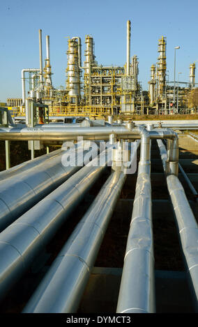 View of pipes which transport the crude oil from Russia to the distillation plant and the visbreaker at the 'Total' oil refinery in Leuna, Germany, 12 March 2014. A general inspection under the project title 'Matrix' is being conducted as part of the regular six week inspection cycle, during which the facilities will be inspected and, if necessary, repaired or complemented. The most modern oil refinery in Europe belongs to French oil and gas company Total and processes about 30,000 tons of crude oil daily, which hails mainly from Russia. Photo: Waltraud Grubitzsch/ZB Stock Photo