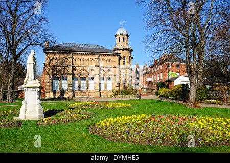 Statue of King Edward VII with old library building to rear, Beacon Park, Lichfield, Staffordshire, England, UK, Western Europe. Stock Photo