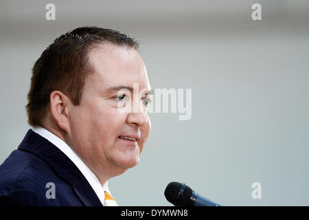 Knoxville, TN, USA. 22nd Apr, 2014. April 22, 2014: Former Southern Mississippi men's head basketball coach, Donnie Tyndall, speaks after being introduced as the new men's head basketball coach at the University of Tennessee Tuesday, April 22, 2014, in Knoxville, Tenn. Credit:  csm/Alamy Live News Stock Photo