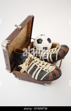GER, Deutschland, 20140308, Alte Fußballschuhe mit Fußball in einem Koffer, Stock Photo