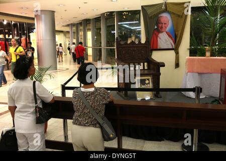 Manila, Philippines - A devotees pray at front of a papal chair was used by Blessed John Paul II during his visit in Philippines at the activity area of Gateway Mall in Araneta Center, Cubao Quezon City. The canonization of Blessed John Paul II will be on Sunday 27th of April 2014 in Vatican City. (Photo by Gregorio B. Dantes Jr. / Pacific Press) Stock Photo