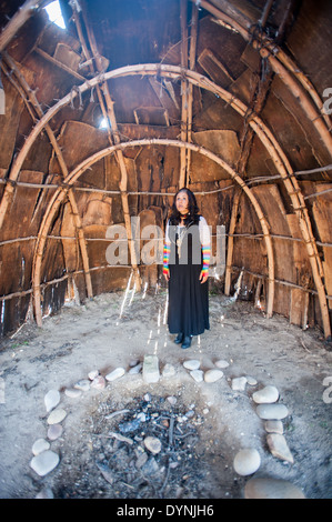 Piscataway Native American woman inside wigwam at the Piscataway indian cultural center in Waldorf MD Stock Photo