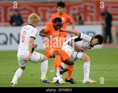 Jinan, China's Shandong Province. 23rd Apr, 2014. Vagner Love (C) of China's Shandong Luneng FC vies with Ohgihara Takahiro (R) and Yamaguchi Hotaru (L) of Japan's Cerezo Osaka during the 2014 AFC Champions League Group E match in Jinan, capital of east China's Shandong Province, April 23, 2014. Cerezo Osaka won 2-1. © Zhu Zheng/Xinhua/Alamy Live News Stock Photo
