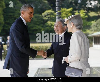 Tokyo, TOKYO, JAPAN. 24th Apr, 2014. US President Barack Obama (L) is welcomed by Japan's Emperor Akihito and Emperss Michiko (R) upon his arrival at the Imperial Palace for the welcoming ceremony in Tokyo, Japan, 24 April 2014. US President Barack Obama arrived in Japan at night 23 April for a three-day state visit amid growing concerns over North Korea's nuclear programs and China's assertiveness in the East China Sea. Obama last visited the country in November 2010. Credit:  Kimimasa Mayama/Jana Press/ZUMAPRESS.com/Alamy Live News Stock Photo