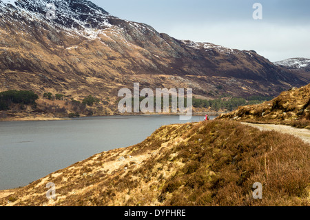 WALKERS IN SPRINGTIME ALONG THE LOCH AFFRIC SHORE IN GLEN AFFRIC SCOTLAND Stock Photo