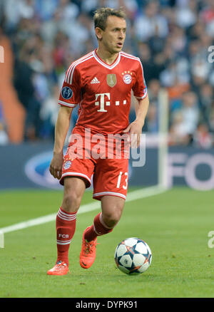 Madrid, Spain. 23rd Apr, 2014. Munich's Rafinha in action the UEFA Champions League semi final first leg soccer match between Real Madrid and FC Bayern Munich at Santiago Bernabeu stadium in Madrid, Spain, on 23 April 2014. Photo: Peter Kneffel/dpa Credit:  dpa picture alliance/Alamy Live News Stock Photo