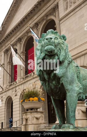 Art Institute of Chicago western entrance on Michigan Avenue guarded by two bronze lion statues created by sculpture Edward Kemeys. Stock Photo