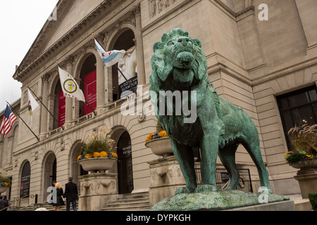 Art Institute of Chicago western entrance on Michigan Avenue guarded by two bronze lion statues created by sculpture Edward Kemeys. Stock Photo