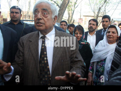 Srinagar, Indian Administered Kashmir. 24  APRIL2014 :  Peoples Democratic Party Patron mufti mohammad syed  (P D P) leaving leaving after  cast vote at  polling both ahead of first phase lok sabah election at south kashmiris anatnag District  (Sofi Suhail/Alamy Live News ) Stock Photo