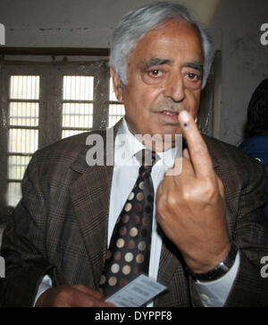 Srinagar, Indian Administered Kashmir. 24  APRIL2014 :  Peoples Democratic Party Patron mufti mohammad syed  (P D P) shows his finger   after    cast vote at  polling both ahead of first phase lok sabah election at south kashmiris anatnag District  (Sofi Suhail/Alamy Live News ) Stock Photo