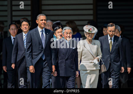 US President Barack Obama walks with Japanese Emperor Akihito, Empress Michiko, Crown Prince Naruhito and Japan's Prime Minister Shinzo Abe during a welcome ceremony at the Imperial Palace April 24, 2014 in Tokyo, Japan. Stock Photo