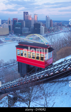 DUQUESNE INCLINE RED CABLE CAR MOUNT WASHINGTON PITTSBURGH SKYLINE PENNSYLVANIA USA Stock Photo