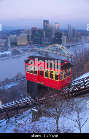 DUQUESNE INCLINE RED CABLE CAR MOUNT WASHINGTON PITTSBURGH SKYLINE PENNSYLVANIA USA Stock Photo