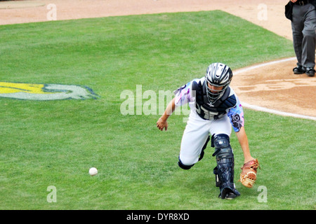 Milwaukee, United States. 03rd Oct, 2023. Hall of Fame catcher Bob Uecker  prepares to throw out the first pitch before an MLB National League Wild  Card game between the Arizona Diamondbacks and