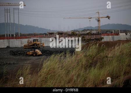 Panama City, Panama. 24th Apr, 2014. Abandoned machinery is seen in the expansion project of the Panama Canal, in the Pacific sector in Panama City, capital of Panama, on April 24, 2014. The works of the expantion project of the Panama Canal are in full stop for second consecutive day, due to a strike demanding wage increases, called for by the Single Union of Construction Workers and Similar (Suntracs, for its acronym in Spanish). © Mauricio Valenzuela/Xinhua/Alamy Live News Stock Photo