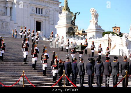 Rome, Italy. 25th Apr, 2014. Guards of honor carry a wreath during the wreath-laying ceremony commemorating the 69th Liberation Day at the Altar of the Fatherland in Rome, capital of Italy, on April 25, 2014. Credit:  Xu Nizhi/Xinhua/Alamy Live News Stock Photo