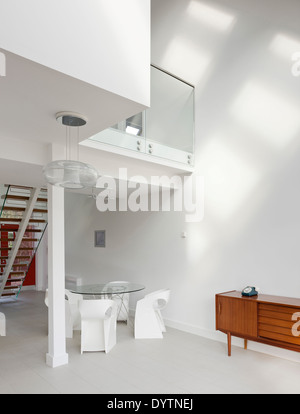 Table and chairs in open plan room, CarbonLight Home, Rothwell, Kettering Stock Photo