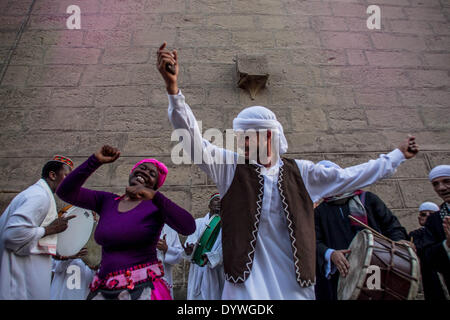 Cairo, Egypt. 25th Apr, 2014. Performers from Egypt and Kenya dance during the closing ceremony of the International Drums Festival at the historical Salahuddien Citadel in Cairo, Egypt, April 25, 2014. As many as 21 countries from the Middle East, Africa, Europe and Asia participated in the festival which was held in Cairo between April 19 and April 25. Credit:  Amru Salahuddien/Xinhua/Alamy Live News Stock Photo