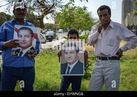 Cairo, Egypt. 25th Apr, 2014. Supporters of former Egyptian President Hosni Mubarak hold posters of his portrait on the occasion of the 32nd Sinai Liberation Day in front of Maadi Military Hospital in Cairo, capital of Egypt, on April 25, 2014. Credit:  Pan Chaoyue/Xinhua/Alamy Live News Stock Photo