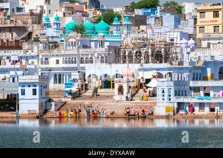 Pilgrims bathing in the holy Pushkar lake, Pushkar, Rajasthan, India Stock Photo