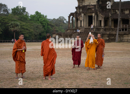 Buddhist monks in traditional robes taking photos at Angkor Wat, Siem Reap, Cambodia Stock Photo