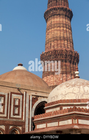 New Delhi, India. Qutb Minar, 13th. Century in Background; Alai Darwaza on left, Tomb of Imam Zamin on right (16th. Century). Stock Photo