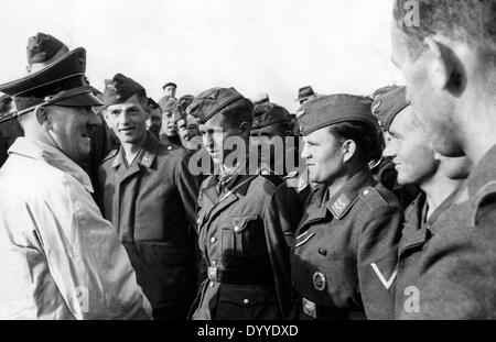 Adolf Hitler with soldiers of the Air Force, 1940 Stock Photo - Alamy