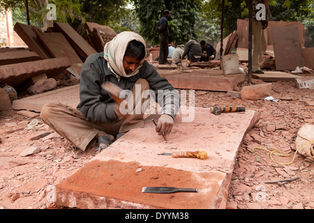 New Delhi, India. Stonemason Working on Red Sandstone, Humayun's Tomb, Delhi's first Mughal Mausoleum. Stock Photo