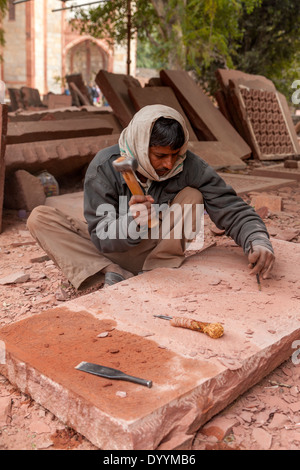 New Delhi, India. Stonemason Working on Red Sandstone, Humayun's Tomb, Delhi's first Mughal Mausoleum. Stock Photo