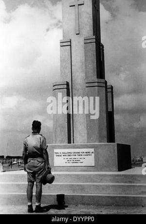 An English soldier in front of the British memorial in Tobruk, 1942 Stock Photo