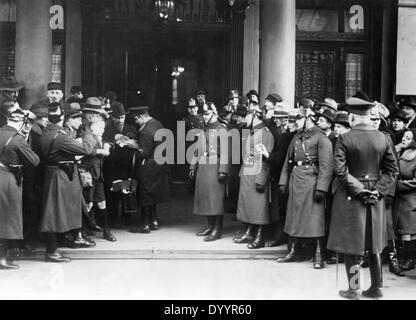 Crowd of people on front of the NSDAP-headquarters in Berlin, 1933 Stock Photo