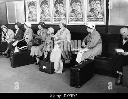 Women wait for the train at the train station in Berlin, 1933 Stock Photo