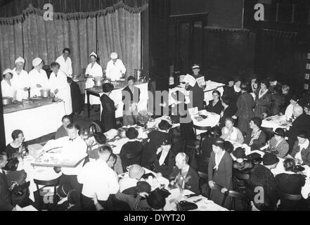 Public demonstration of stew meals, 1933 Stock Photo