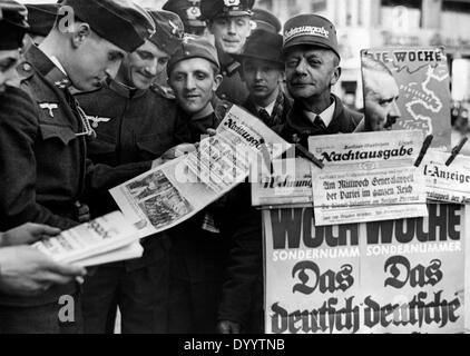 Austrian soldiers read newspapers in Berlin, 1938 Stock Photo