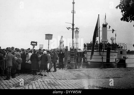 Crowd in front of a steamer on Lake Constance, 1927 Stock Photo