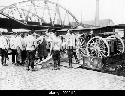 Shipment of artillery, 1914 Stock Photo