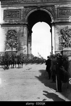 English infantry regiment passes the Arc de Triomphe, 1915 Stock Photo