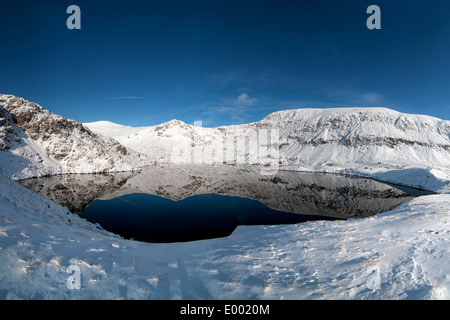 Snow covered mountains in Snowdonia National park, FFYNNON LLUGWY. Stock Photo