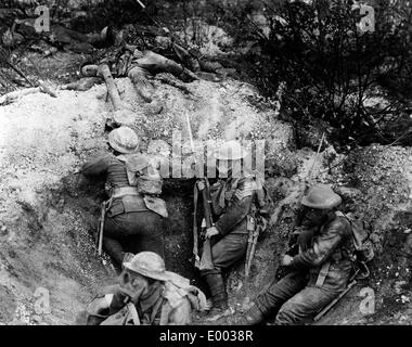 British soldiers with gas mask and machine gun in Flanders, 1917 Stock Photo