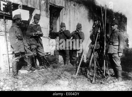 Soldiers during the Great Battle on Westfront in the northern France, 1918 Stock Photo
