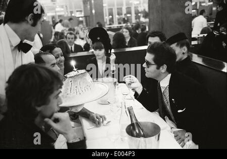 Karl Lagerfeld at work at Maison Chloe, 1972 Stock Photo - Alamy