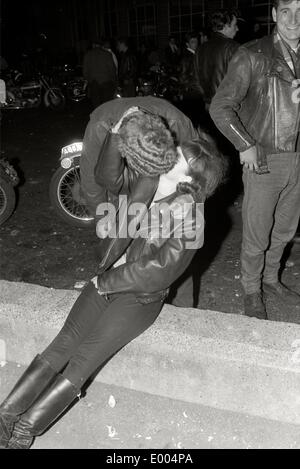 Kiss on the curb at the Ace Cafe at the North Circular Road, 1964 Stock Photo