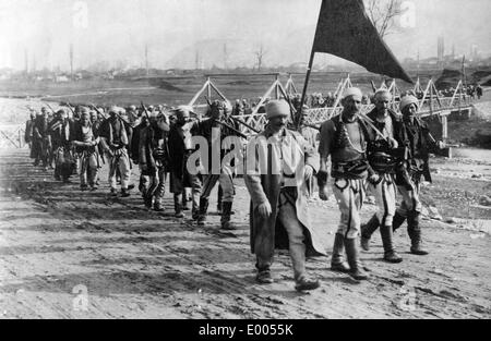 Albanian war volunteers on the advance, 1916 Stock Photo