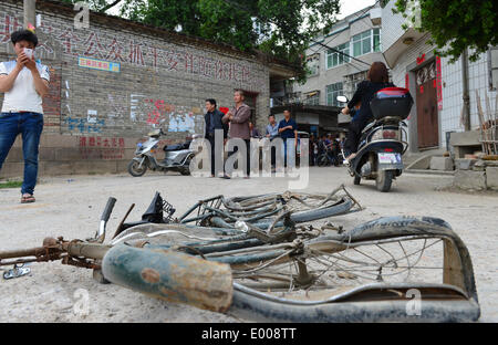 (140428) -- MINHOU, April 28, 2014 (Xinhua) -- A broken bike is seen at the scene of a car incident in Minhou County, Fuzhou, southeast China's Fujian Province, April 28, 2014. Six people were killed when a car hit a group of pedestrians in Fuzhou on Monday, local police said. And 13 others were injured. The victims were mostly from a nearby primary school and  family members who had come to pick them up for lunch. The vehicle plowed into crowd before colliding with other cars for some two kilometers, before finally being stopped by police. The driver stayed inside the Lexus, threatening to ig Stock Photo