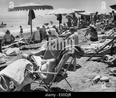 Holidaymakers on the beach in Yalta, 1960 Stock Photo
