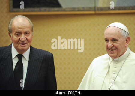 Vatican City  28th April 2014   Pope Francis meets the King and Queen of Spain, King Juan Carlos and Queen Sofia of Bourbon Credit:  Realy Easy Star/Alamy Live News Stock Photo