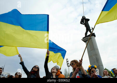 Donetsk, Ukraine. 28th Apr, 2014. A large part of the Ukranian population of Donetsk has gathered today to rally in favor of an european Ukraine and against the russian occupation.  The parade started in front all'Olimpisky Stadium, a few minutes after starting the procession, joyous and colorful, was attacked by pro-Russian activists with stones and bombs, the police made sure to calm everyone down, but if the pro-maidan parade had to dissolve, the pro-Russian continued hitting even ordinary civilians. In photo: before the starting.  Cosimo Attanasio/Alamy Live News Stock Photo