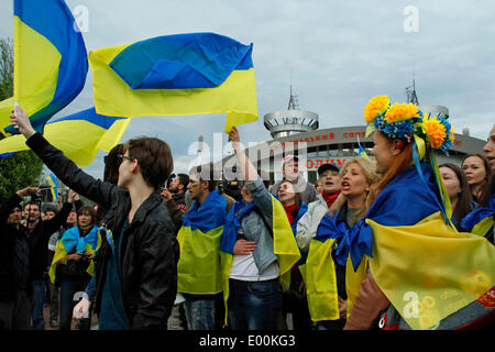 Donetsk, Ukraine. 28th Apr, 2014. A large part of the Ukranian population of Donetsk has gathered today to rally in favor of an european Ukraine and against the russian occupation.  The parade started in front all'Olimpisky Stadium, a few minutes after starting the procession, joyous and colorful, was attacked by pro-Russian activists with stones and bombs, the police made sure to calm everyone down, but if the pro-maidan parade had to dissolve, the pro-Russian continued hitting even ordinary civilians. In photo: before the starting.  Cosimo Attanasio/Alamy Live News Stock Photo