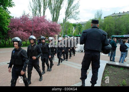 Donetsk, Ukraine. 28th Apr, 2014. A large part of the Ukranian population of Donetsk has gathered today to rally in favor of an european Ukraine and against the russian occupation.  The parade started in front all'Olimpisky Stadium, a few minutes after starting the procession, joyous and colorful, was attacked by pro-Russian activists with stones and bombs, the police made sure to calm everyone down, but if the pro-maidan parade had to dissolve, the pro-Russian continued hitting even ordinary civilians. in photo: police take place  Cosimo Attanasio/Alamy Live News Stock Photo