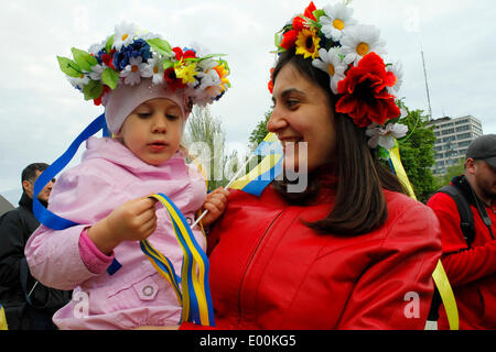 Donetsk, Ukraine. 28th Apr, 2014. A large part of the Ukranian population of Donetsk has gathered today to rally in favor of an european Ukraine and against the russian occupation.  The parade started in front all'Olimpisky Stadium, a few minutes after starting the procession, joyous and colorful, was attacked by pro-Russian activists with stones and bombs, the police made sure to calm everyone down, but if the pro-maidan parade had to dissolve, the pro-Russian continued hitting even ordinary civilians. in photo: mother and daughter  Cosimo Attanasio/Alamy Live News Stock Photo